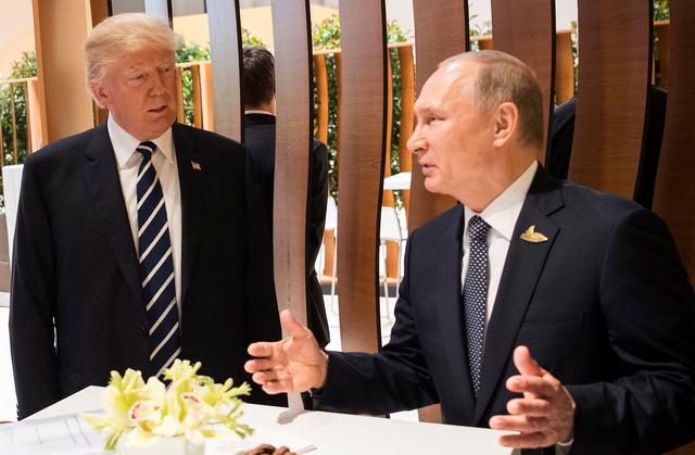 Ông Trump và ông Putin gặp mặt nhau khi cùng tham dự sự kiện tại thượng đỉnh G20 (Ảnh: Reuters)