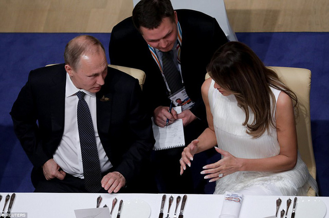 Đệ nhất phu nhân Melania trò chuyện cùng Tổng thống Putin trên bàn tiệc tối tại Đức (Ảnh: Reuters)
