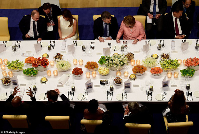 Tổng thống Putin và Đệ nhất phu nhân Melania (ngoài cùng bên trái) cùng dự tiệc tối với các lãnh đạo về dự hội nghị G20 tại Đức (Ảnh: AFP)