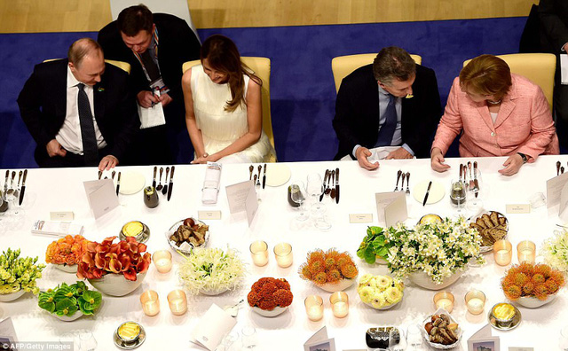 Ngồi kế bên Đệ nhất phu nhân Mỹ là Tổng thống Argentina Mauricio Macri và Thủ tướng Đức Angela Merkel. (Ảnh: AFP)