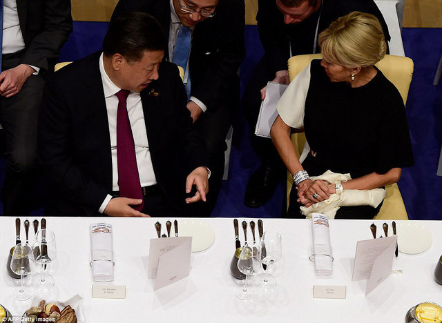 Chủ tịch Trung Quốc Tập Cận Bình ngồi cạnh Đệ nhất phu nhân Pháp Brigitte Macron (Ảnh: AFP)