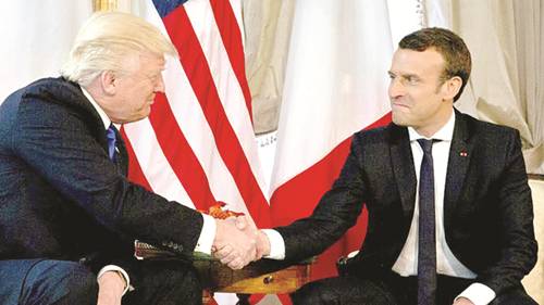 Tổng thống Mỹ Donald Trump bắt tay với Tổng thống