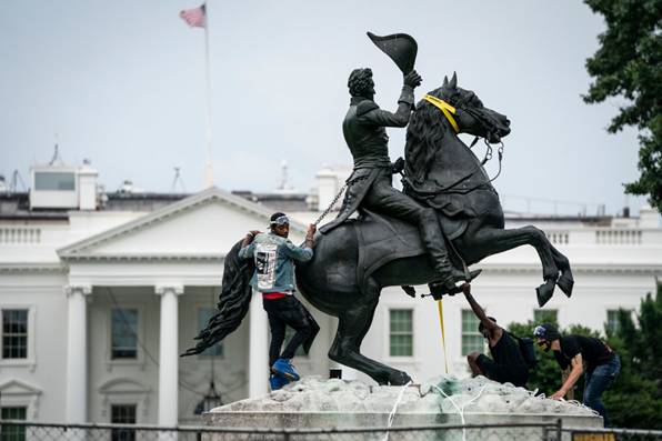 Những kẻ nổi loạn đang chuẩn bị ko đổ tượng cố Tổng thống Andrew Jackson tại quảng trường Lafayette gần Nh Trắng vo hm 22/6/2020 tại Washington, DC. Đy l tổng thống đầu tin của đảng Dn chủ (Photo by Drew Angerer/Getty Images)