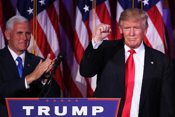 Tổng thống Donald Trump cho đm đng khi Ph tổng thống đắc cử Mike Pence xuất hiện cng ng, trong sự kiện đm bầu cử của ng tại New York Hilton Midtown vo sng sớm ngy 9 thng 11 năm 2016 ở Thnh phố New York. (Ảnh của Mark Wilson / Getty Images)