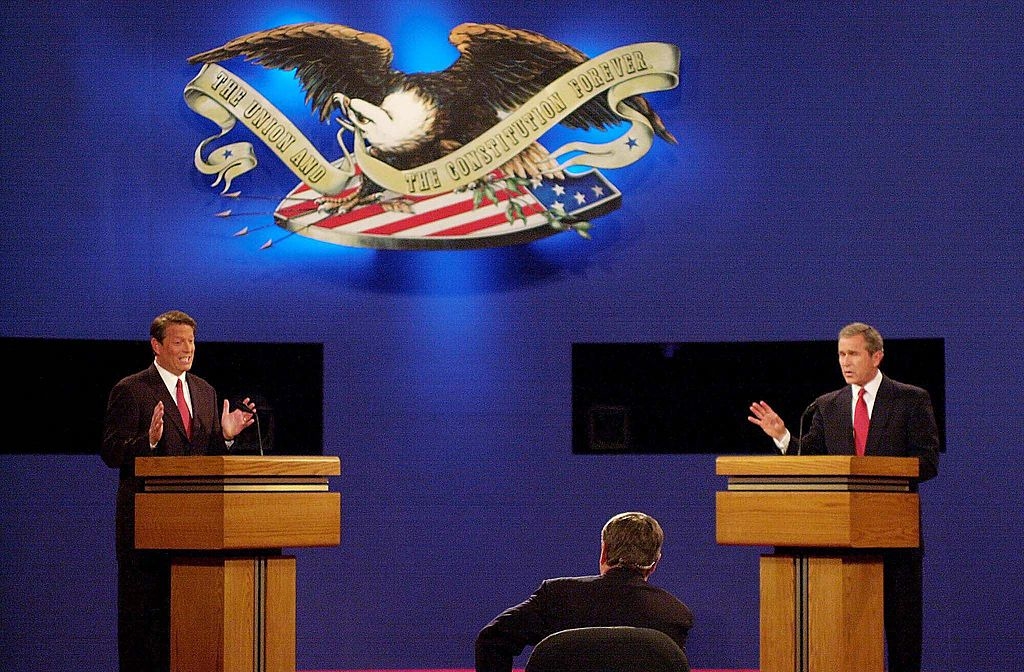 Ti dm chắc đ sẽ l cuộc đua giữa Bush v Gore, ng ph vỡ sự im lặng. Cả hai đều cực kỳ kinh khủng, Chuyện g đang diễn ra ở đất nước ny thế?