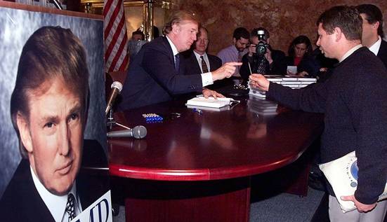 Donald Trump ra mắt cuốn sch: "Nước Mỹ m chng ta xứng đng" vo thng 01/2000, ở New York. Nội dung cuốn sch phc họa cc chnh sch đối nội v đối ngoại của ng. (Ảnh: Getty)