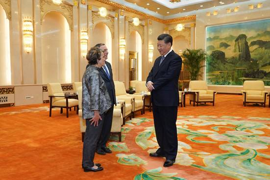 ng Lawrence Bacow v vợ Adele Fleet Bacow gặp mặt Chủ tịch Tập Cận Bnh tại Đại Lễ đường Nhn dn ở Bắc Kinh, Trung Quốc vo ngy 20/03/2019.