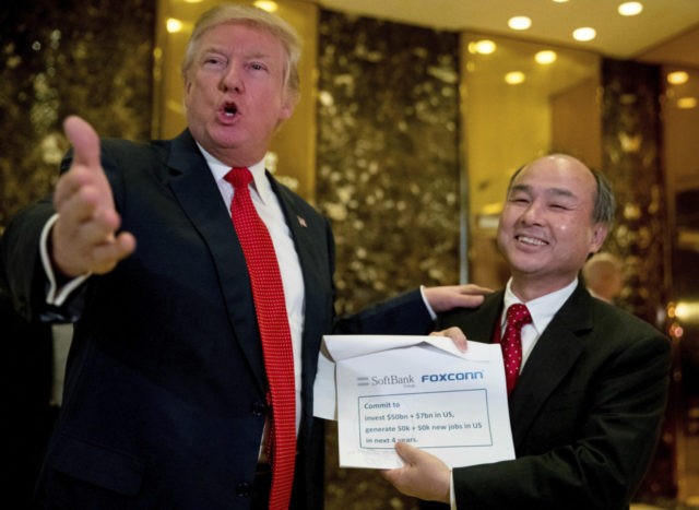Tổng thống đắc cử Mỹ Donald Trump (trái) và Chủ tịch kiêm Giám đốc điều hành SoftBank. (Ảnh: CNBC)