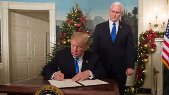 Tổng thống Donald Trump ký một bản tuyên ngôn sau khi ông phát biểu về Jerusalem trong phòng tiếp tân ngoại giao của Nhà Trắng vào ngày 6/12/2017. (Ảnh: SAUL LOEB / AFP / Getty Images)