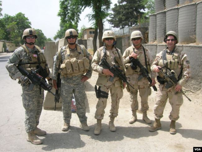 Thiếu tá Huấn (thứ hai, phải sang) trong những ngày làm việc tại Iraq. (Hình- Nguyễn Từ Huấn cung cấp)