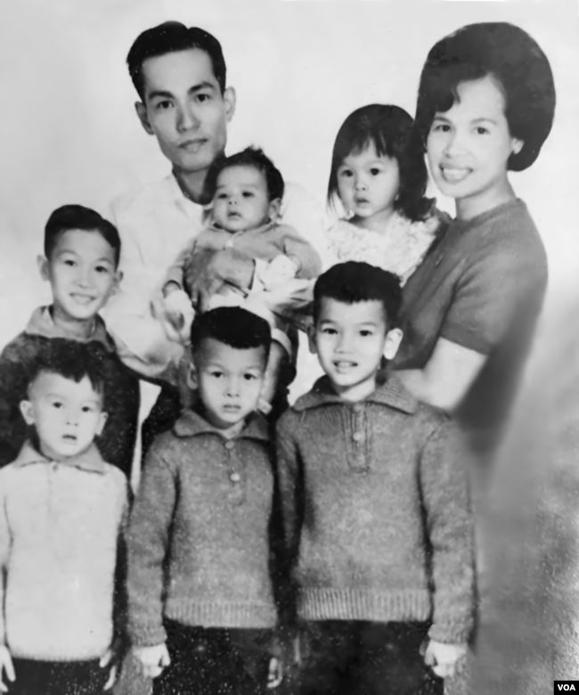 Gia đình cố Đại tá Nguyễn Tuấn (tất cả đều bị sát hại, trừ ông Nguyễn Từ Huấn-đứng giữa; ảnh chụp năm 1967). (Hình- Nguy