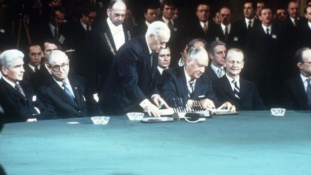 Ngoại trưởng Mỹ William Rogers (1969-1973) ký hiệp định hòa bình Paris tháng Giêng 1973