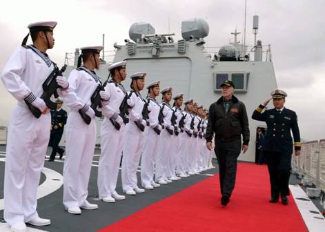 Thủy thủ Trung Quốc trong nghi thức tiếp đón Bộ trưởng Hải quân Hoa Kỳ Ray Mabus vào năm 2012. Ảnh của Sam Shavers, Trưởng nhóm Chuyên viên Truyền thông Đại chúng của Hải quân Hoa Kỳ.