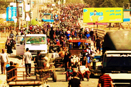 Hàng trăm ngàn người đã đổ xô đi bộ trên đường Salah al-Did, chạy trốn khỏi các cuộc ném bom xa hơn về phía bắc