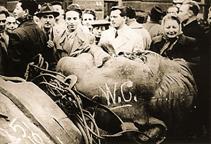 Pho tượng đồng khổng lồ nhà độc tài Stalin với chiều cao 18m bị nhân dân Hungary lật đổ trong cuộc cách mạng dân chủ mùa thu năm 1956. Budapest, ngày 23-10-1956 - Ảnh tư liệu