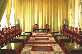 https://upload.wikimedia.org/wikipedia/commons/1/14/Reunification_Palace_-_Vice-Presidents_reception_room_1.JPG