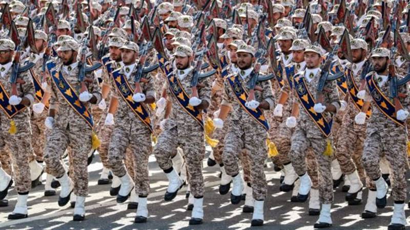 https://ichef.bbci.co.uk/news/624/cpsprodpb/11C22/production/_110383727_iranmilitaryparade.jpg