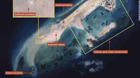 Hình chụp từ trên không Đá Chữ thập ngày 14 tháng 11, 2014 cho thấy TQ đang xây dựng cảng và các công thự khác. HÌnh: IHS Janes's Defense Weekly