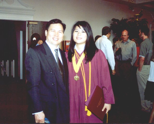 Phuong va Ba cua Phuong trong buoi Le Tot Nghiep Trung Hoc HCA
