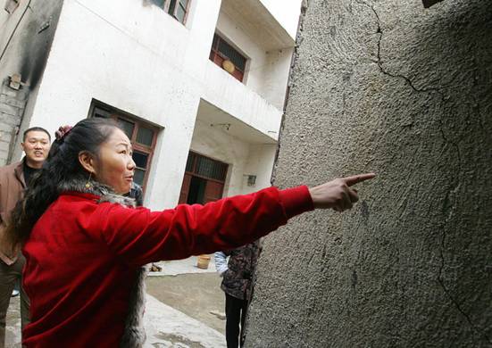 Tường nhà người dân ở trung tâm tỉnh Hồ Bắc bị nứt năm 2007, do bị rung chấn từ đập Tam Hiệp. (Ảnh: FREDERIC J. BROWN/AFP via Getty Images)