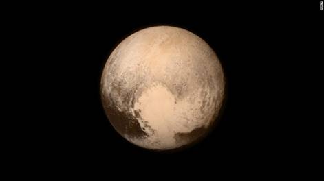 Hình Pluto phi thuyền New Horizons chụp được vào ngày 13 tháng Bảy, một ngày trước khi bay sát như dự liệu để thu thập dữ liệu trong 12 ngày, rồi bay vào dãi Kuiper Belt, nơi gồm toàn những thiên thạch di chuyển trên một quĩ đạo ngoài rìa Thái Dương Hệ, và sau đó đi tiếp vào không gian vô tận . (NASA)
