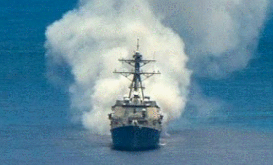 Hai chiếc khu trục hạm đã bắn ra những đám mây sợi carbon được gọi là “sương mù Pandarra” để bảo vệ cho chiếc tàu không bị tên lửa hành trình (mô phỏng) đánh trúng.
