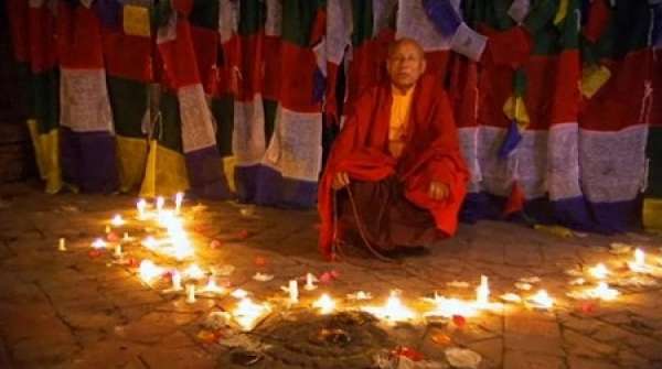 www.hophap.net -Một Đại Sư Tây Tạng đang ngồi thiền tọa niệm Phật cách mặt đất