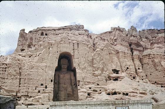 Những bức ảnh chụp hai bức tượng được lưu giữ trước khi bị Taliban hủy hoại, khun mặt của hai pho tượng đều phảng phất nụ cười trầm mặc.