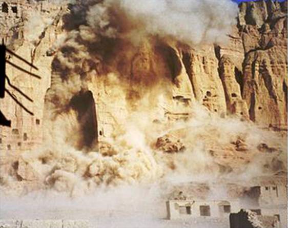 Những chiến binh Taliban đ ci nhiều khối thuốc nổ ở dưới đế chn v cc lỗ trn thn bức tượng nhằm lm sập bức tượng từ dưới đy v đẩy bật bức tượng ra khỏi vch đ.