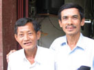 Ban Nguyen Van Bao ( nguoi nho con, khi con song ) chup chung voi ban cung khoa HQ Nguyen Xuan Quang tai Sai Gon, Viet Nam