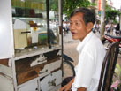 Ban Nguyen Van Bao dang sua dong ho tai Sai Gon, Viet Nam