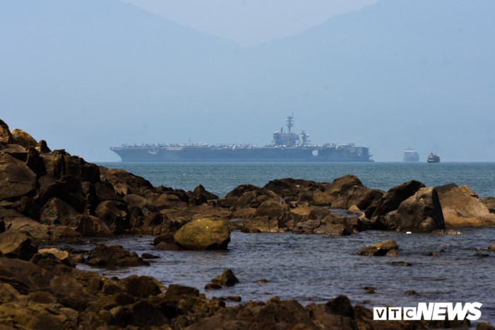 Cận cảnh tàu sân bay Mỹ USS Carl Vinson đậu trong cảng Tiên Sa - Ảnh 2