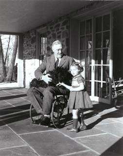 https://upload.wikimedia.org/wikipedia/commons/thumb/1/12/FDR-Wheelchair-February-1941.jpg/1024px-FDR-Wheelchair-February-1941.jpg