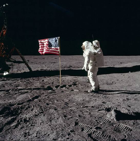 Bất chấp nhiệt độ và điều kiện khắc nghiệt trên Mặt Trăng, 5 trong số 6 lá cờ mà các sứ mệnh Apollo cắm trên mặt trăng, vẫn đứng nguyên đến nay.