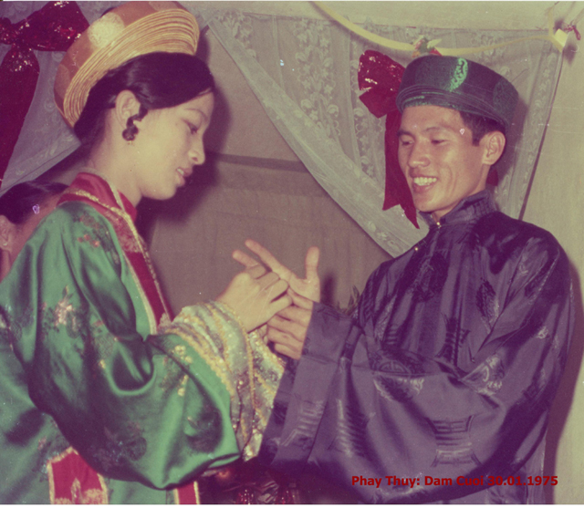 Phay, Thuy dang trao nhan cuoi trong ngay cuoi tai Sai Gon ngay 30.1.1975.