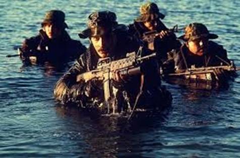 Biệt đội SEALs dưới nước, ảnh chụp năm 1980. (Bộ Quốc phòng Hoa Kỳ)