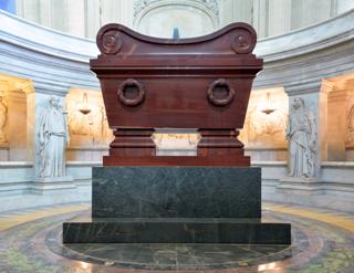 https://upload.wikimedia.org/wikipedia/commons/b/be/Napoleone_Bonaparte's_Tomb.jpg