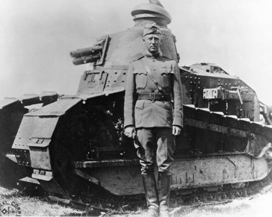 Năm 1918, Patton chụp ảnh với xe tăng Renault FT-17 ở Pháp. (Miền công cộng)