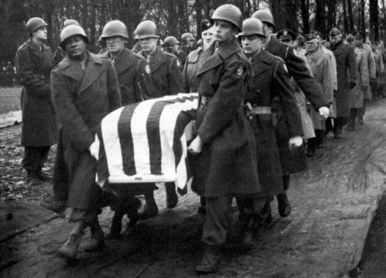 Patton không muốn được chôn cất tại Hoa Kỳ, mà chọn được chôn cất tại Nghĩa trang Quân đội Hoa Kỳ ở Luxembourg - Đức, để bầu bạn với các binh sĩ của Quân đoàn 3 đã hy sinh yên nghỉ ở đó.