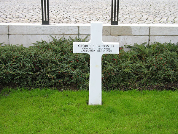 Ngôi mộ của tướng Patton tại nghĩa trang Quân đội Hoa Kỳ ở Luxembourg - Đức.