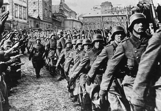 Quân đội Đức Quốc xã hành quân vào Prague trong cuộc xâm lược Tiệp Khắc vào năm 1939.