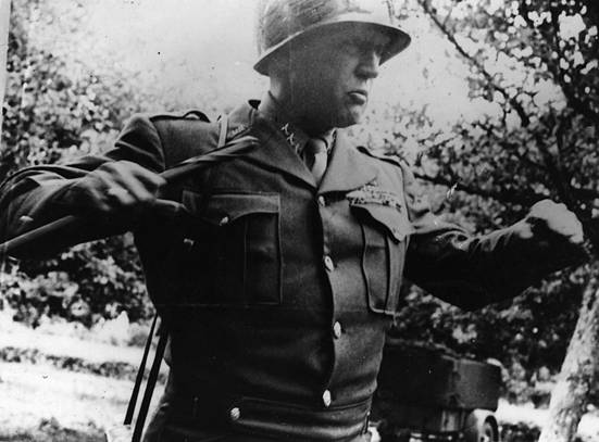 Patton được giáo dục tốt, đã viết nhiều bài thơ đặc sắc. Ngôn ngữ thô tục của ông chỉ là để lãnh đạo và kiểm soát, để những người lính cơ sở có trình độ học vấn thấp có thể hiểu được.