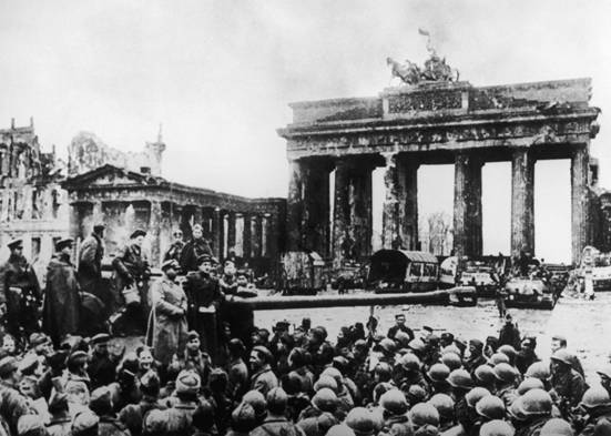 Quân đội Nga và Mỹ trước Cổng Brandenburg tại Berlin vào cuối Thế chiến II, năm 1945.