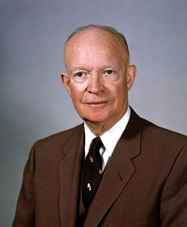 https://upload.wikimedia.org/wikipedia/commons/thumb/7/78/Dwight_D._Eisenhower%2C_White_House_photo_portrait%2C_February_1959.jpg/440px-Dwight_D._Eisenhower%2C_White_House_photo_portrait%2C_February_1959.jpg