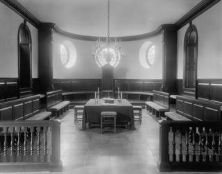 https://upload.wikimedia.org/wikipedia/commons/5/55/House_of_Burgesses_in_the_Capitol_Williamsburg_James_City_County_Virginia_by_Frances_Benjamin_Johnston.jpg