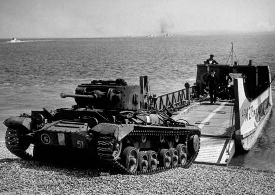 Xe tăng luyện tập đổ bộ trn bi biển vo năm 1943 chuẩn bị cho cuộc tấn cng Normandy. (Ảnh: Getty)